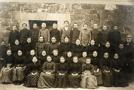 Schüler der Volksschule Kerspenhausen mit ihrem Lehrer, 1918-1920