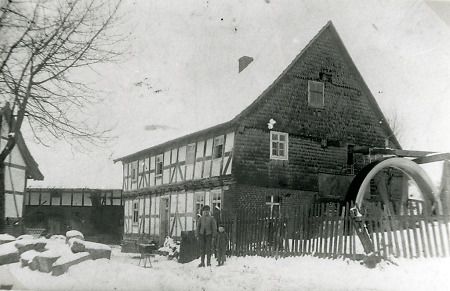 Vater und Sohn vor ihrer Mühle in Kerspenhausen (?), vor 1914