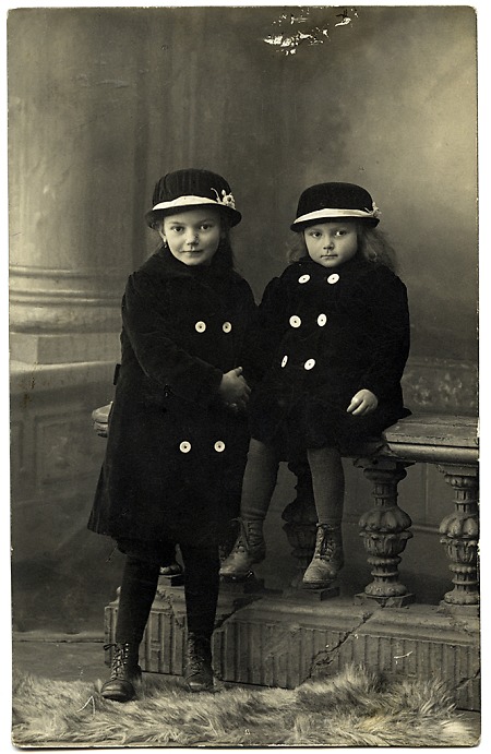 Zwei Schwestern aus Groß-Zimmern, um 1916