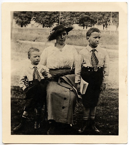 Mutter aus Groß-Zimmern mit ihren beiden Söhnen, um 1920?