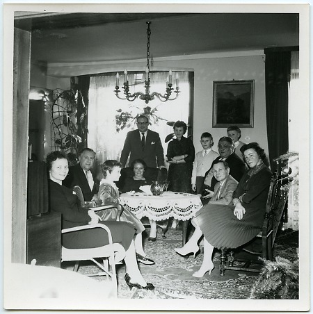 Familien in Groß-Zimmern während der Weihnachstzeit, um 1960