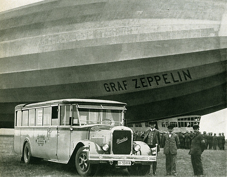 Henschel-Bus unter einem Zeppelin, 1926