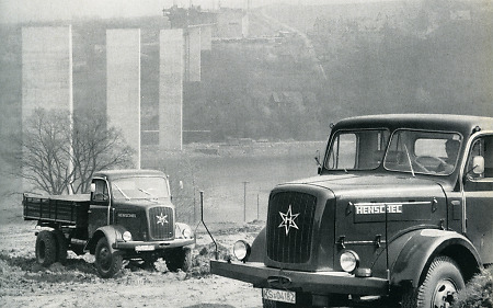 Henschel-LKW beim Autobahnbau, um 1961