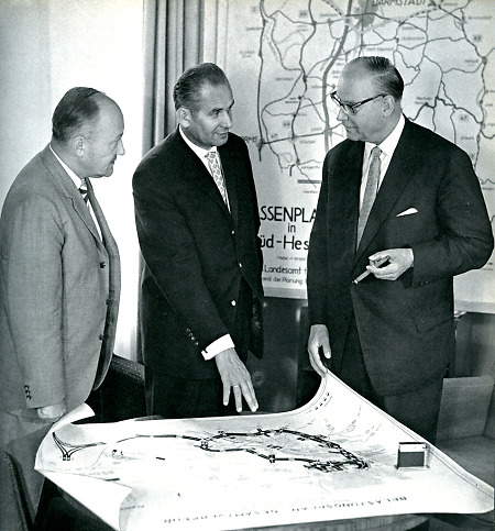 Ministerpräsident Zinn bei einer Besprechung zur Verkehrsentlastung, um 1961
