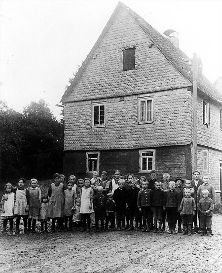 Kinder vor der Schule in Niederroßbach, um 1920