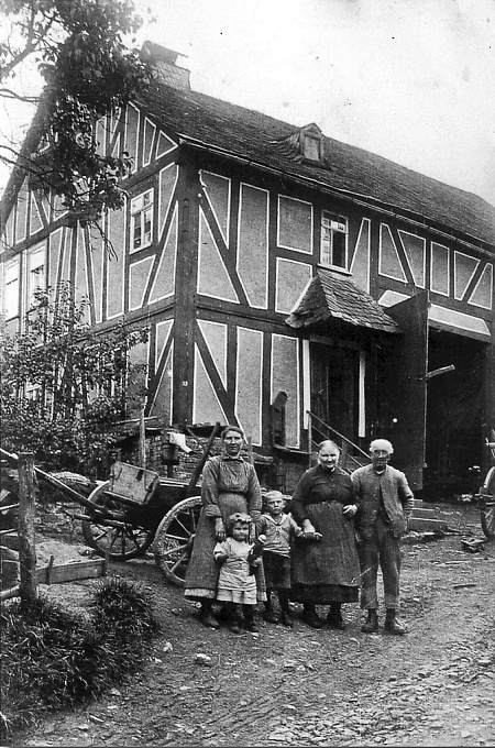 Großelternpaar mit Tochter und Enkelkindern in Dillbrecht, um 1925