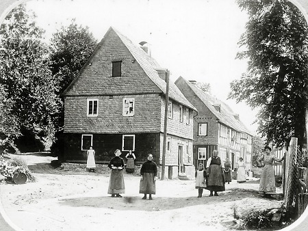 Die „alte Schule“ von Niederroßbach, um 1900