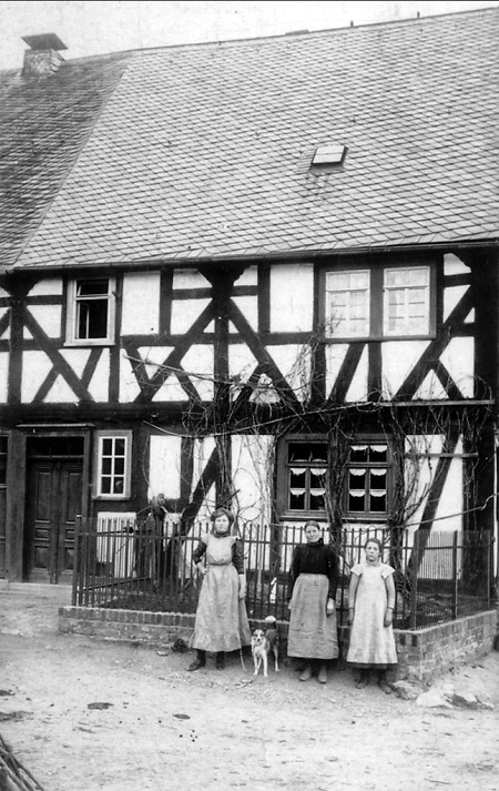 Drei Frauen aus Niederroßbach vor dem Haus, um 1915
