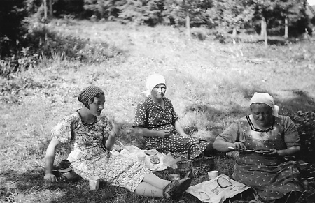 Pause während der Feldarbeit in Niederroßbach, um 1935