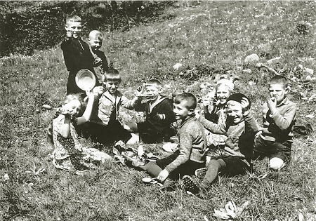 Schulwanderung von Oberroßbacher Kindern, 1938-1941