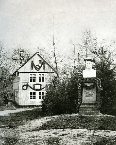 Das geschmückte Geburtshaus Christian Rauchs mit Denkmal in Arolsen, vor 1877