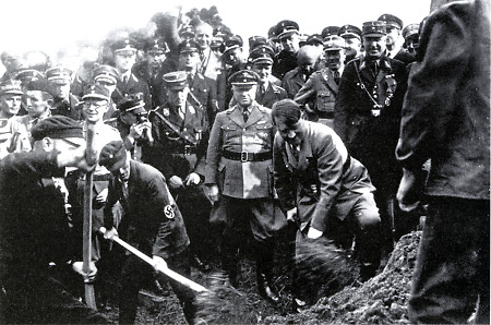 Adolf Hitler beim ersten Spatenstich zur Autobahn Frankfurt–Heidelberg, 1933