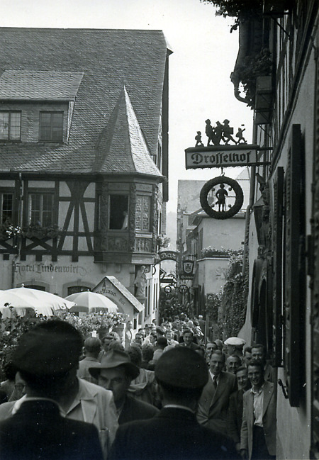 Touristen in der Rüdesheimer Drosselgasse, 29. August 1954