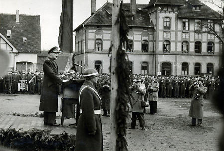 Einzug der Bundeswehr in Fritzlar, General Herrmann spricht, 14. Dezember 1956