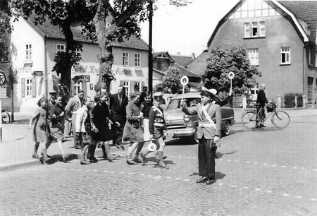 Verkehrspolizisten und Schülerlotse mit Kindern in Fritzlar, um 1960