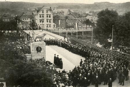 Einweihung des Gefallenen-Denkmals an der Weidenhäuser Brücke in Marburg, 1927