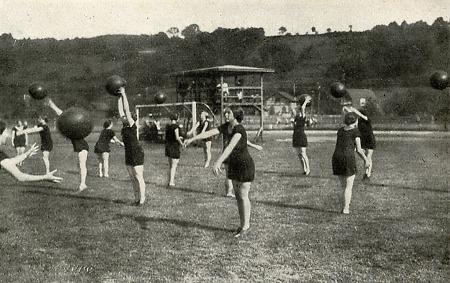 Teilnehmerinnen bei der Vorführung von Gymnastikübungen im Marburger Stadion, 1927