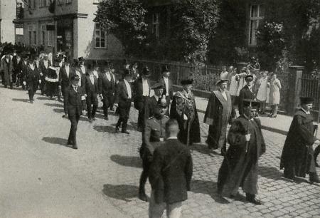 Univrsitätsspitze und Professoren beim Festtzug zum Jubiläum der Marburger Universität, 1927