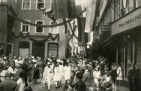 Ecke Marktgasse / Wettergasse in Marburg, geschmückt zur 400-Jahrfeier der Universität, 1927
