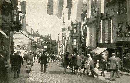 Der Marburger Steinweg, geschmückt zur 400-Jahrfeier der Universität, 1927