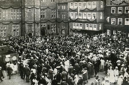 Dämmerschoppen der Burschenschaften auf dem Marburger Marktplatz, 1927