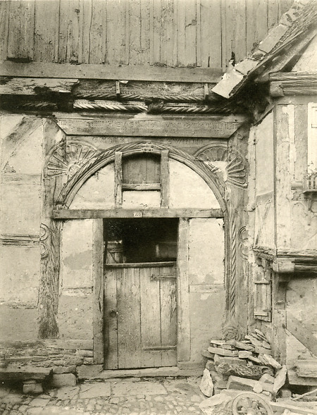 Die Tür des Hauses Nr. 69 in Helmarshausen, vor 1890
