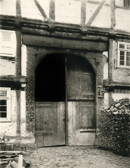 Das Tor des Hauses Nr. 16 in Helmarshausen, vor 1890