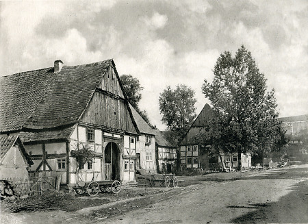 Die Dorfstraße (Ostende) in Hümme, vor 1890
