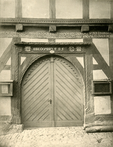 Die Tür des alten Rathauses in Sachsenberg, vor 1889
