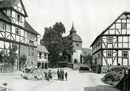 Dorfstraße in Obermelsungen, vor 1930