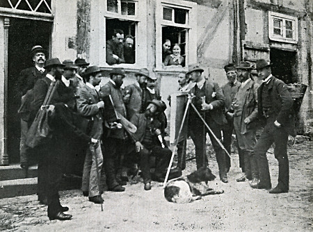 Die Willingshäuser Malergruppe vor dem alten Haase-Haus, 1890