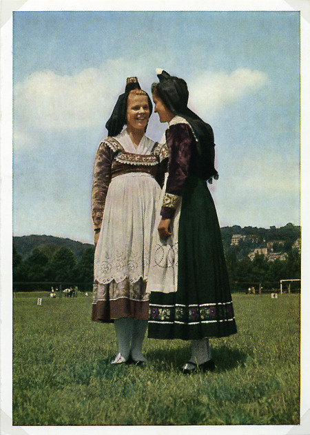 Zwei junge Frauen in Marburger Tracht, um 1964