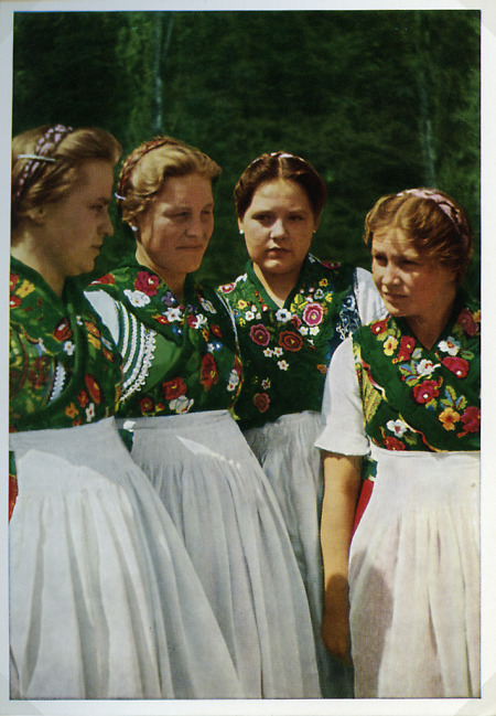 Junge Frauen aus Schröck in Marburger Tracht, 1964