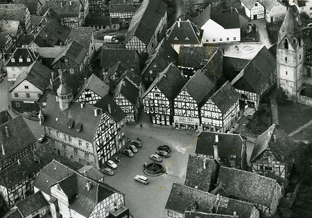 Luftaufnahme des Marktplatzes von Treysa, um 1968