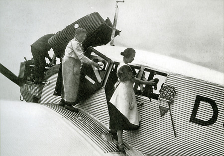 Reinigung eines Flugzeugs auf dem Frankfurer Flugplatz Rebstock, 1926-1933