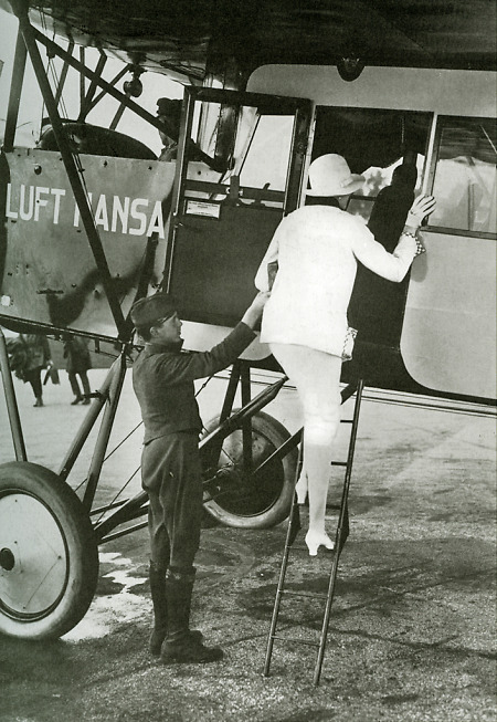 Fluggast beim Besteigen eines Flugzeugs in Frankfurt, um 1930