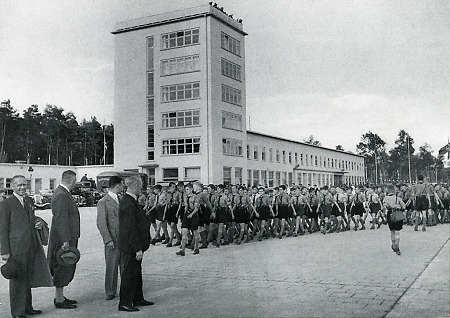 Hitler-Jugend am Frankfurter Flughafen, 1936