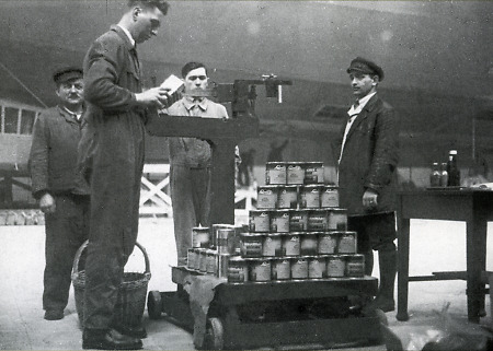 Frachtwiegen auf dem Luftschiffhafen Frankfurt, 1936-1940