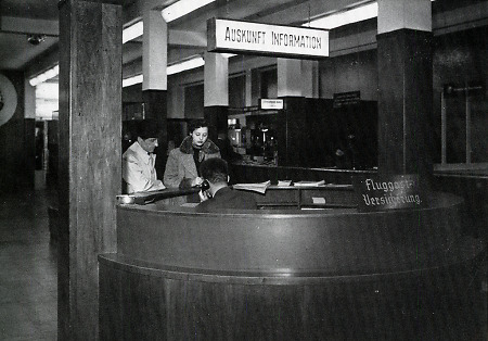 Informationsschalter im Frankfurter Flughafen, 1950-1960