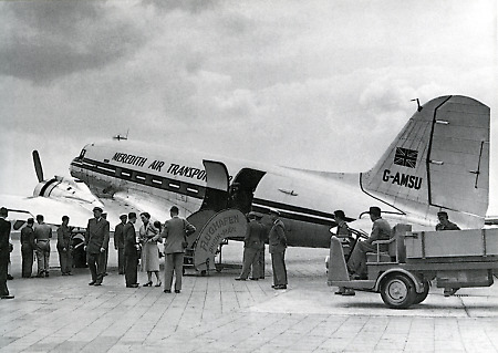 Entladen eines gelandeten Flugzeugs in Frankfurt, 7. Mai 1953