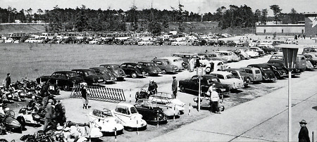Der Frankfurter Flughafen-Parkplatz, 1955