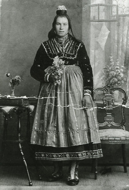 Frau aus Bürgeln in Marburger Tracht, um 1910