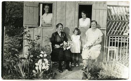 Frankfurter Familie in ihrem Schrebergarten am Rebstock, 28. Juni 1934