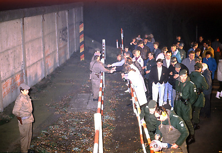 Erste Begegnungen bei der Maueröffnung an der Werrabrücke bei Philippsthal, 11.-12. November 1989