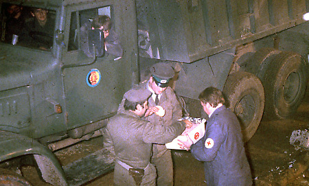 Versorgung von DDR-Grenzsoldaten bei der Maueröffnung in Philippsthal, 11.-12. November 1989