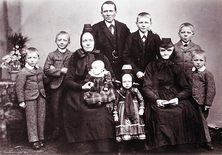 Bauer aus Mornshausen mit Familie, um 1902