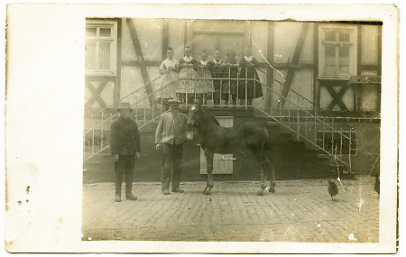 Bauersohn und Knecht mit Fohlen auf einem Hof in Mornshausen, um 1915