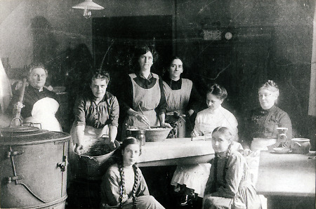 Frauen und Mädchen in einer Volksküche in Butzbach, 1914-1916