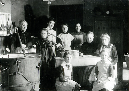 Frauen und Mädchen in der Volksküche in Butzbach, 1914-1916