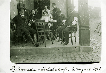 Männer und Frauen der Bahnwache auf dem Butzbacher Ostbahnhof, 8. August 1914